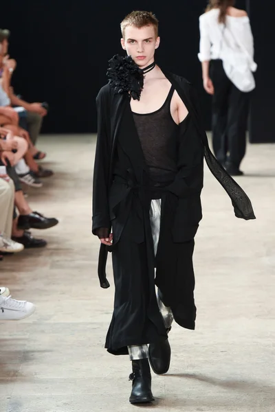 Look 16